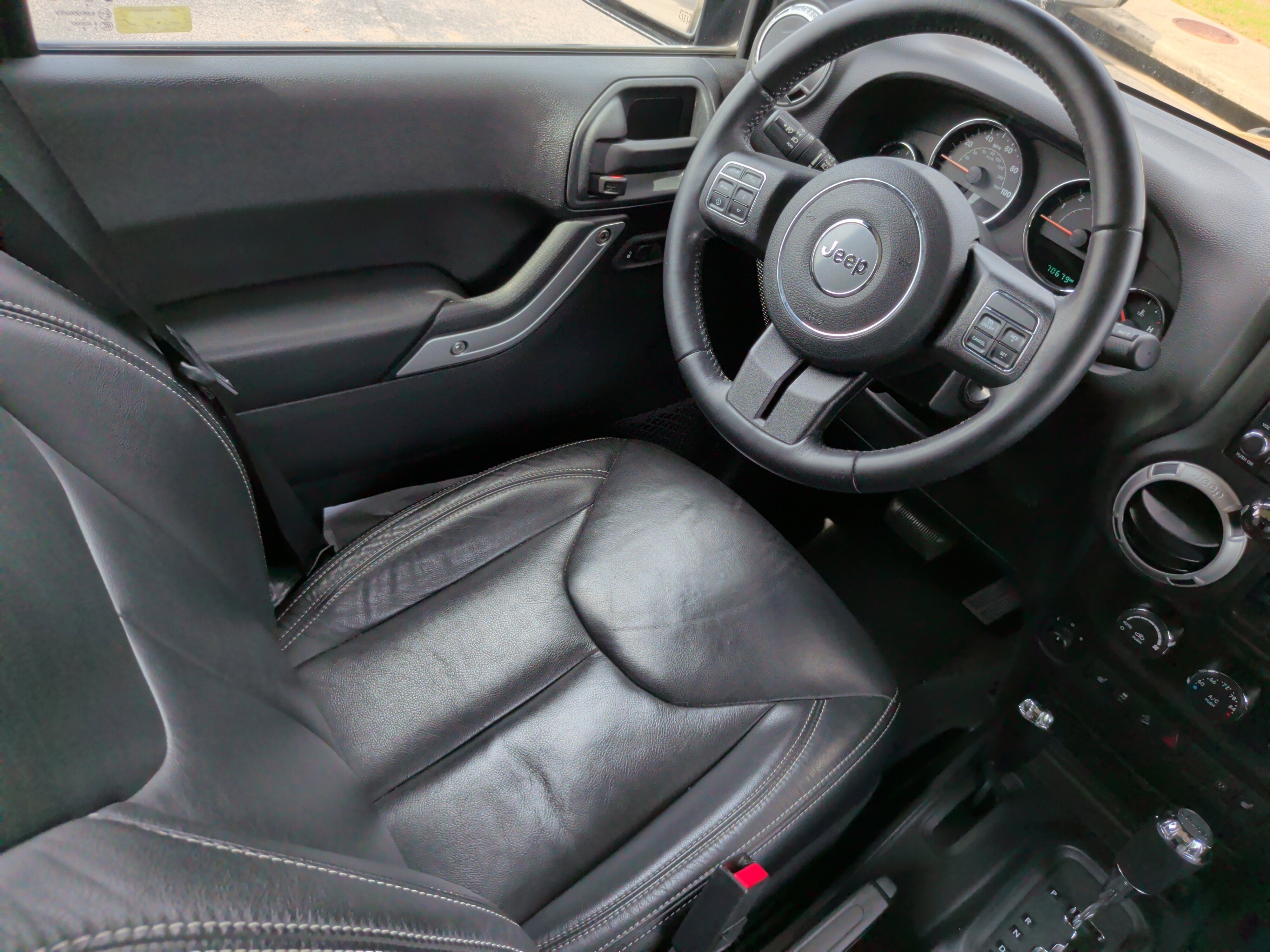 Used 2016 Jeep Wrangler Unlimited Rubicon w/ Connectivity Group image 32