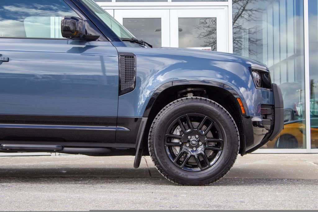 Used 2025 Land Rover Defender 90 X-Dynamic SE image 5