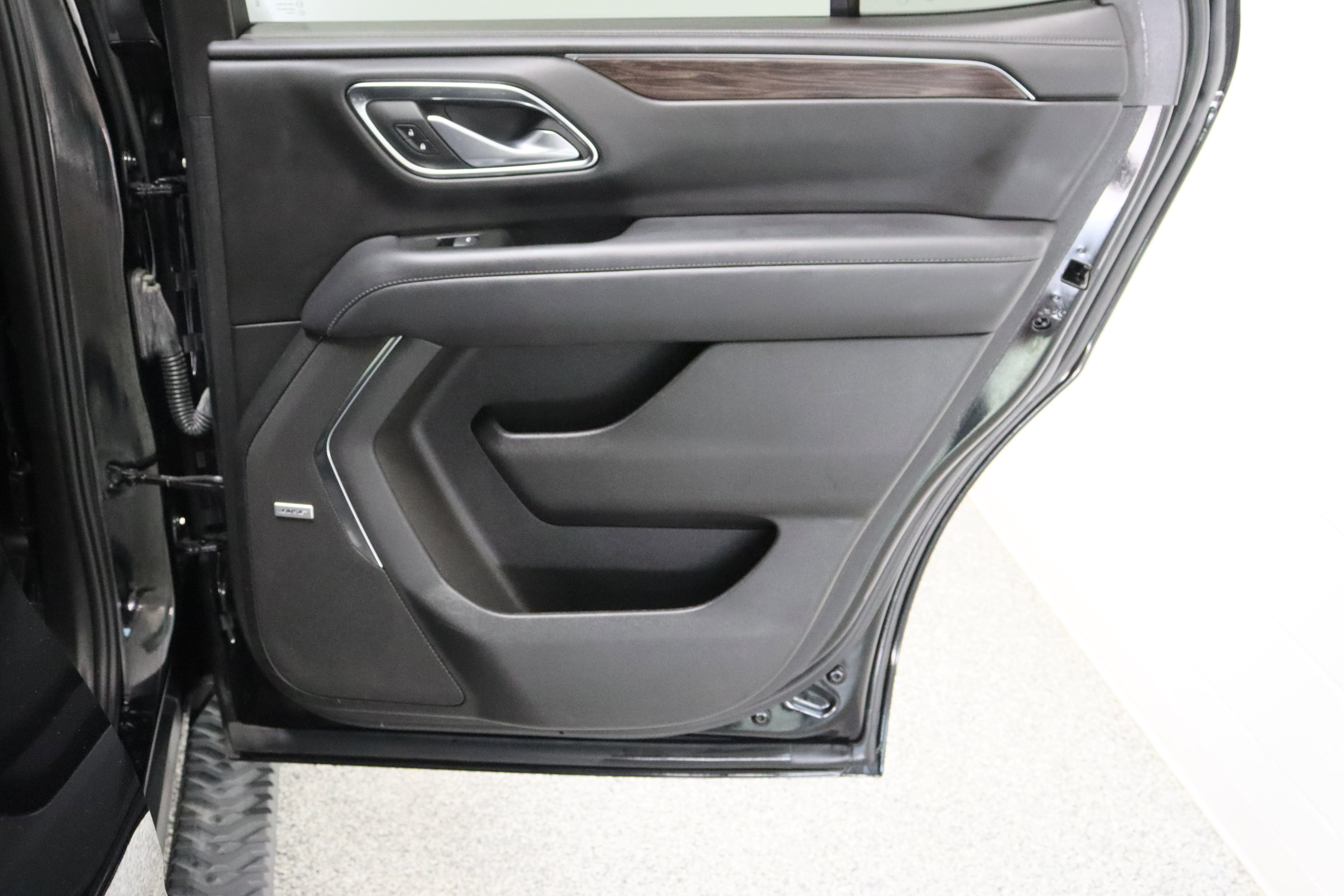Used 2022 Chevrolet Tahoe Z71 w/ Luxury Package AWD/4WD image 39
