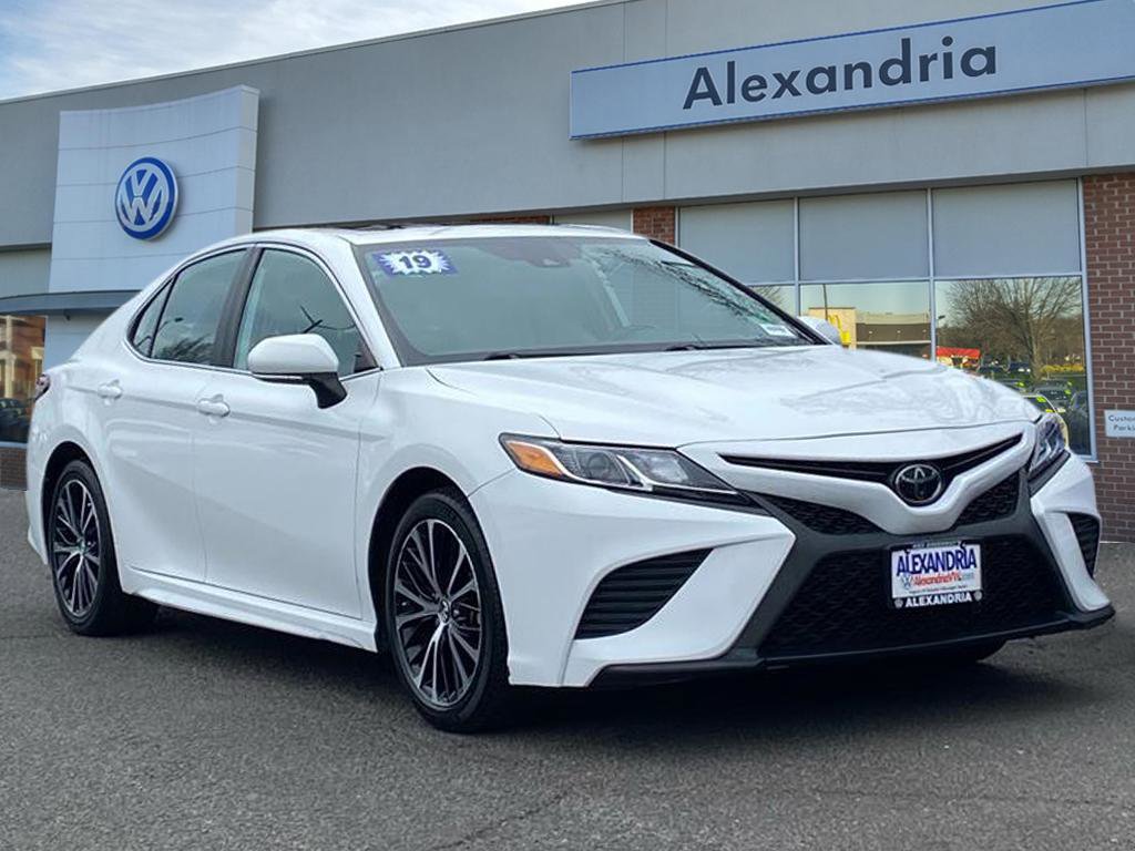 Used 2019 Toyota Camry SE video 1