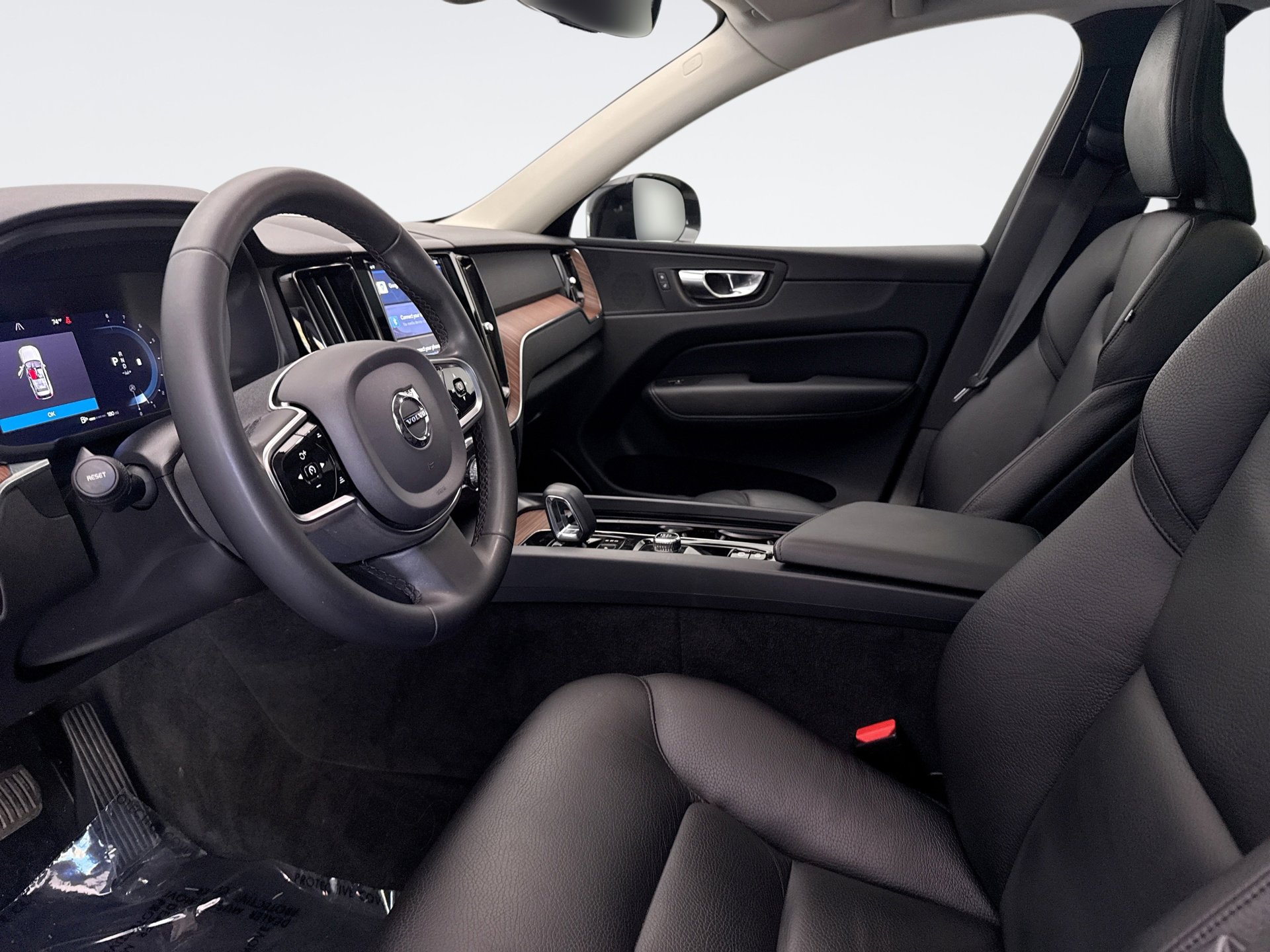 Used 2023 Volvo XC60 B5 Plus w/ Climate Package image 10