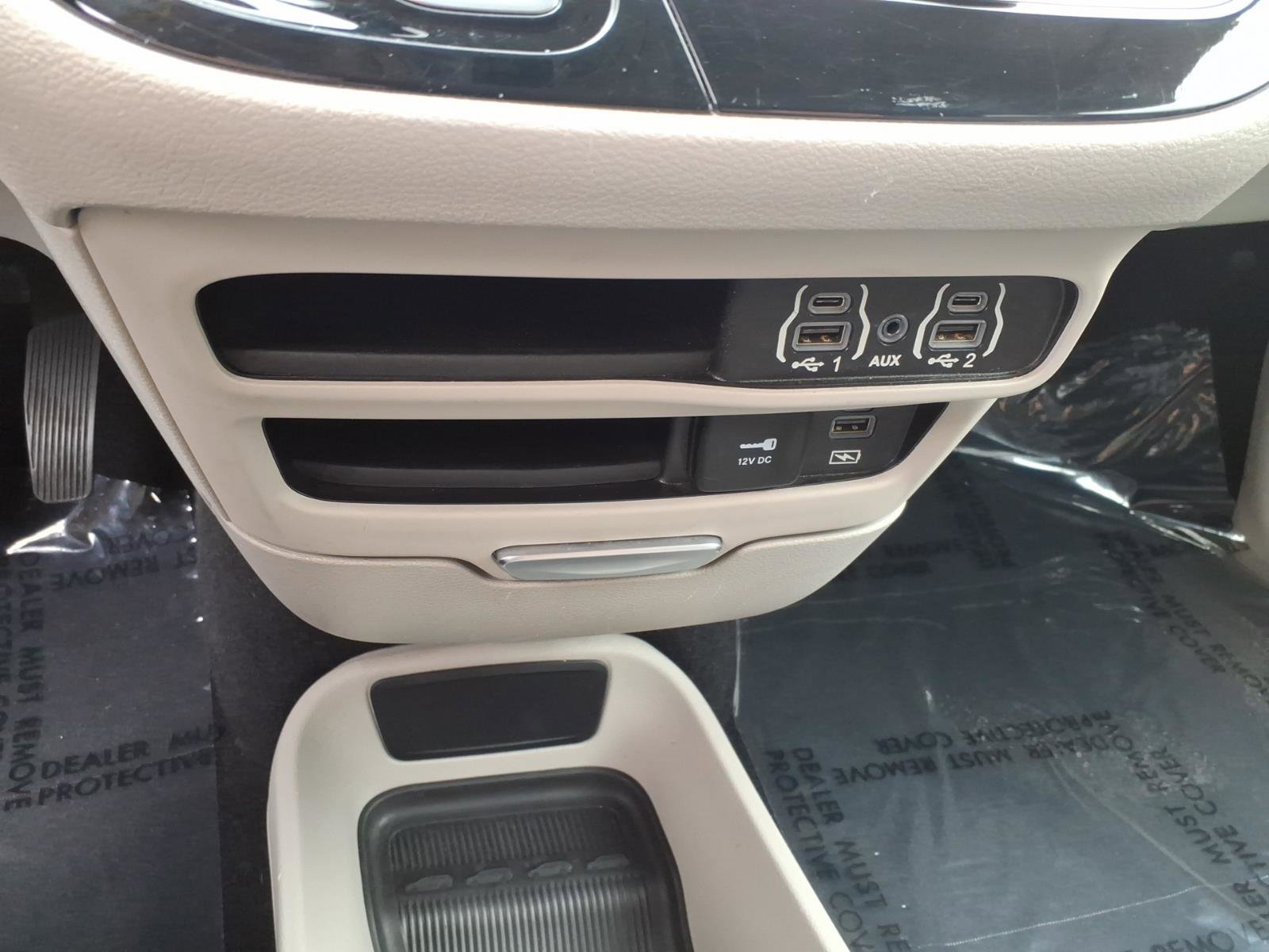 Used 2022 Chrysler Pacifica Touring-L image 19