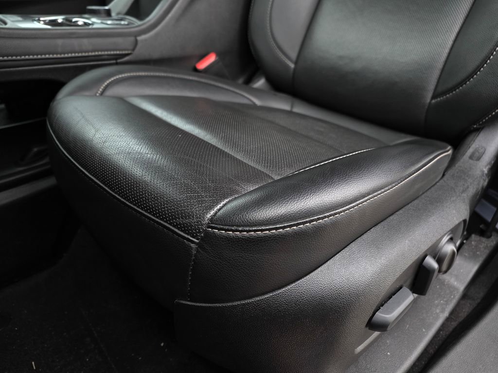 Used 2023 GMC Acadia SLT w/ Elevation Edition image 20