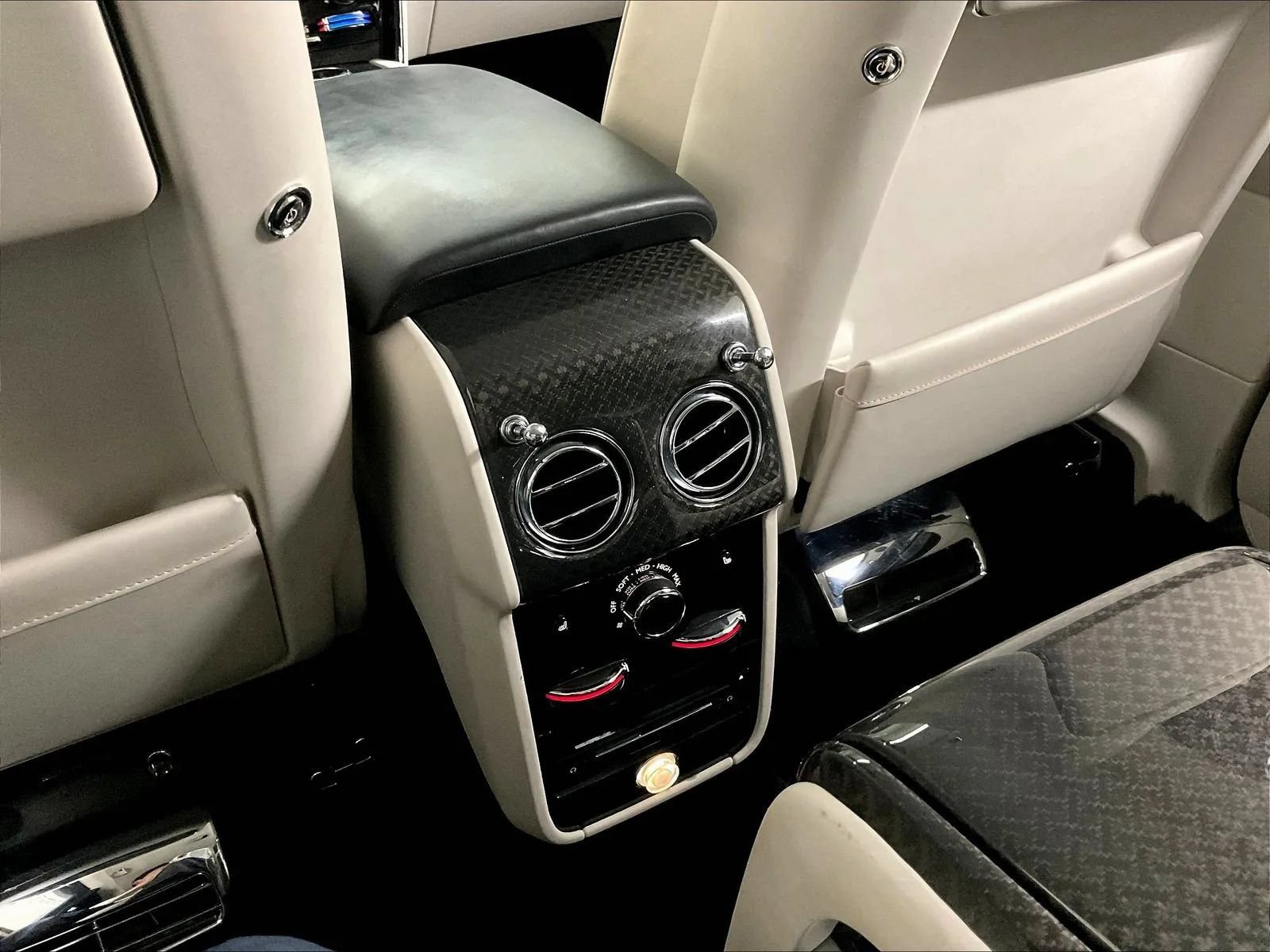 Used 2021 Rolls-Royce Cullinan Black Badge AWD/4WD image 19