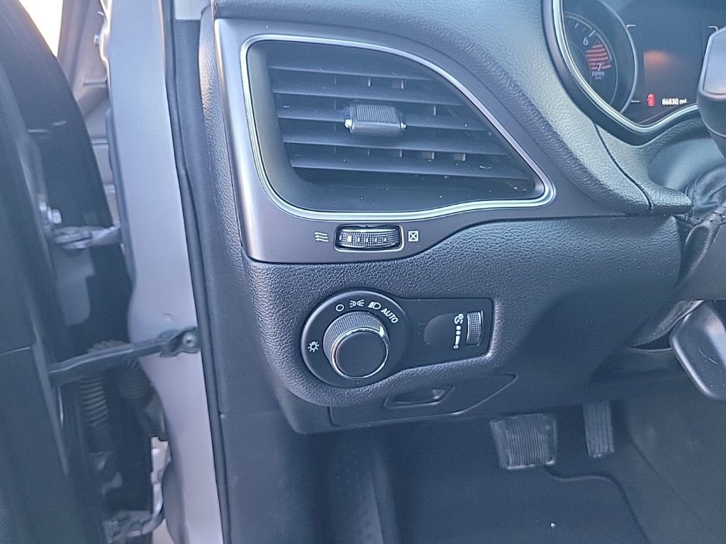 Used 2020 Jeep Cherokee Latitude FWD image 20