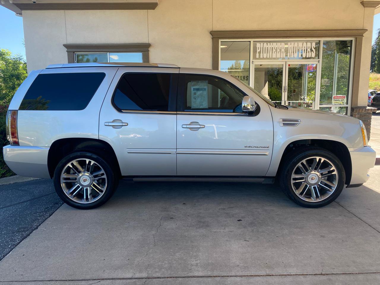 Used 2013 Cadillac Escalade Premium AWD/4WD image 6
