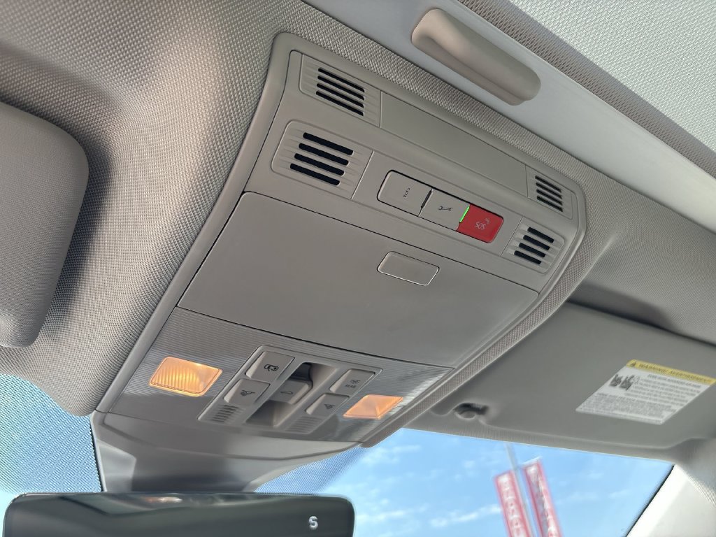 Used 2025 Volkswagen Jetta SE w/ Sunroof Package FWD image 19