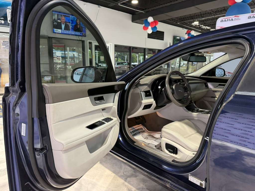 Used 2018 Jaguar XF Premium AWD/4WD image 26