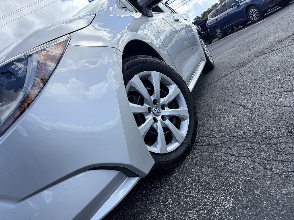 Used 2022 Toyota Corolla LE w/ Carpet Mat Package (TMS) FWD image 2