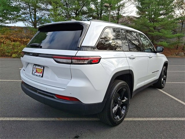 Used 2024 Jeep Grand Cherokee Altitude image 12