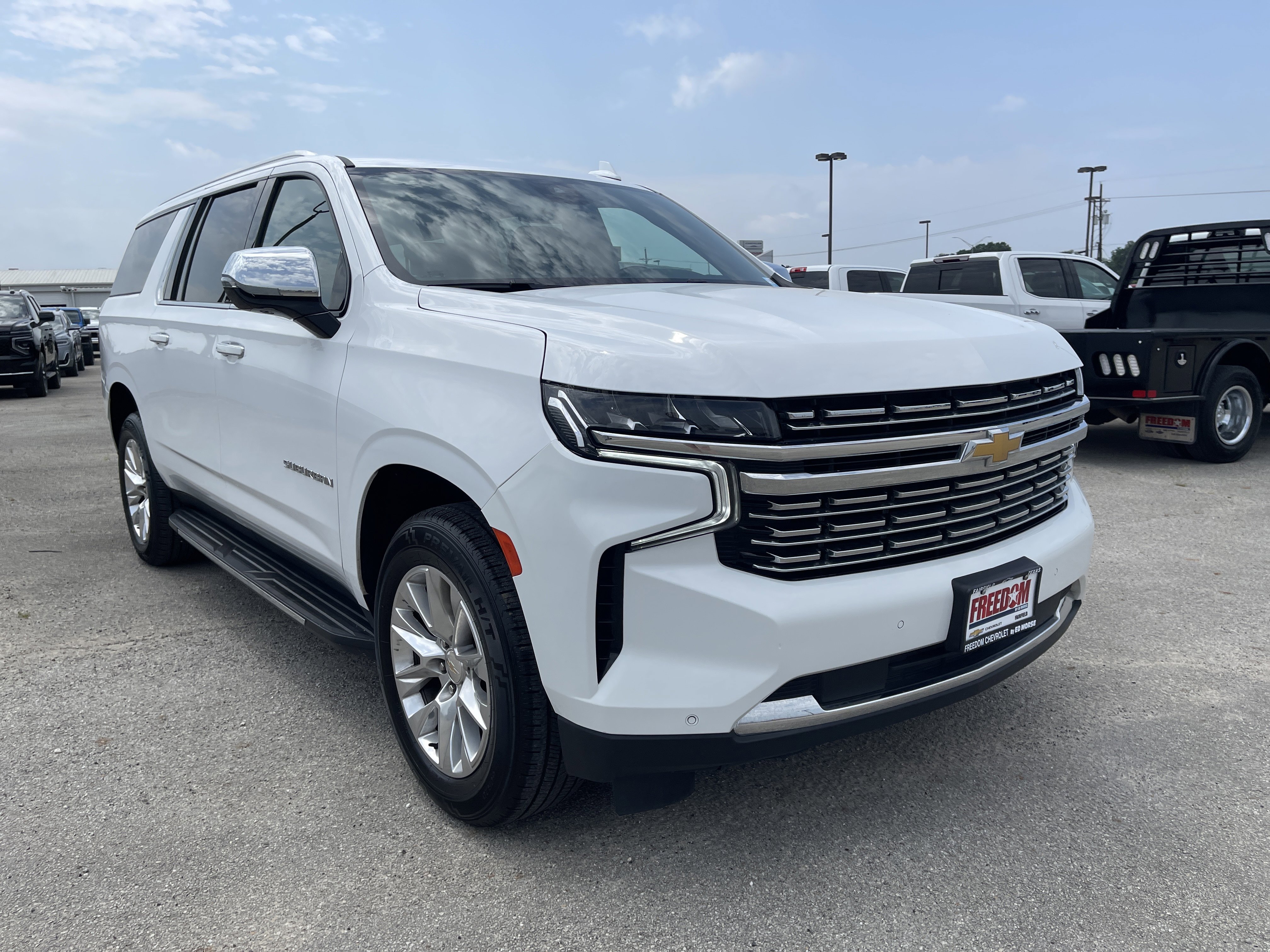 Used 2023 Chevrolet Suburban Premier AWD/4WD image 2