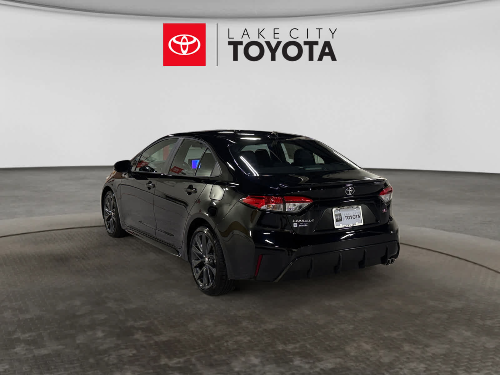 Used 2026 Toyota Corolla SE FWD image 3