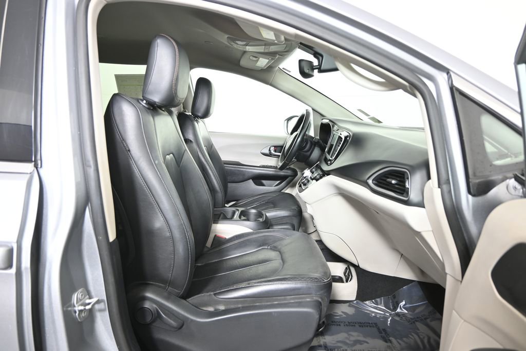 Used 2020 Chrysler Pacifica Touring-L image 13