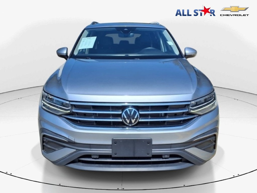 Used 2023 Volkswagen Tiguan SE w/ Panoramic Sunroof Package FWD image 2
