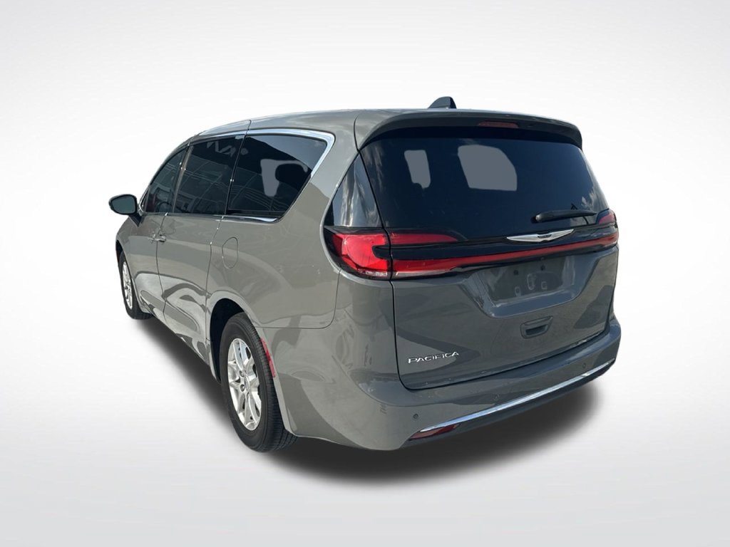 Used 2025 Chrysler Pacifica Select FWD image 12