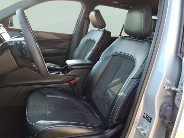 Used 2023 Jeep Grand Cherokee Altitude image 12