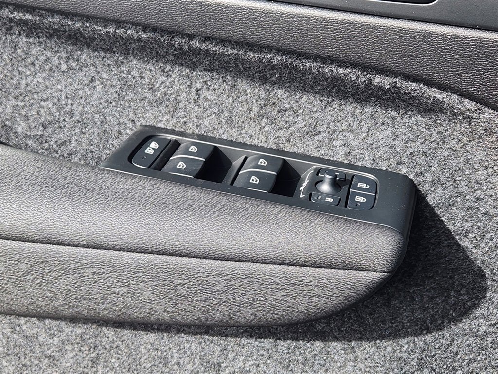 New 2025 Volvo XC40 B5 Ultra w/ Climate Package image 5