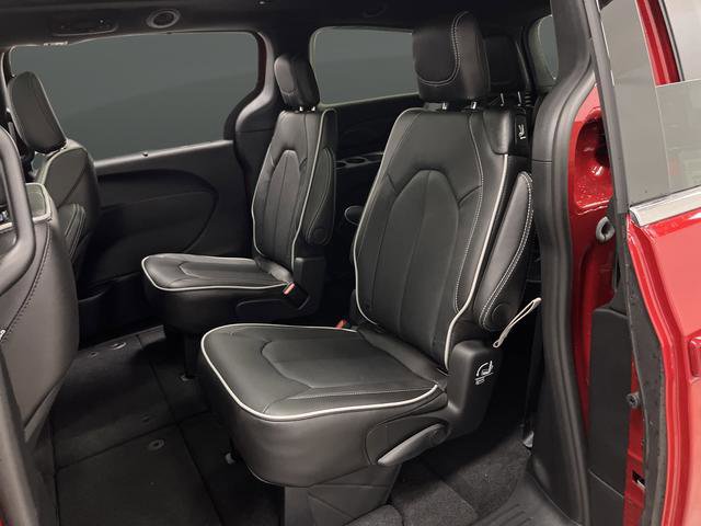 New 2026 Chrysler Pacifica Limited w/ Trailer Tow Group image 30