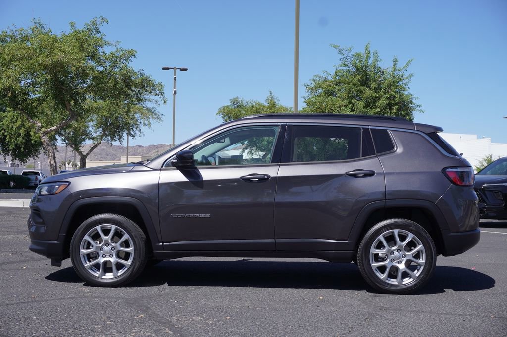 Used 2022 Jeep Compass Latitude image 2