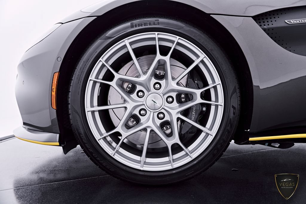 Used 2021 Aston Martin V8 Vantage Coupe RWD image 3