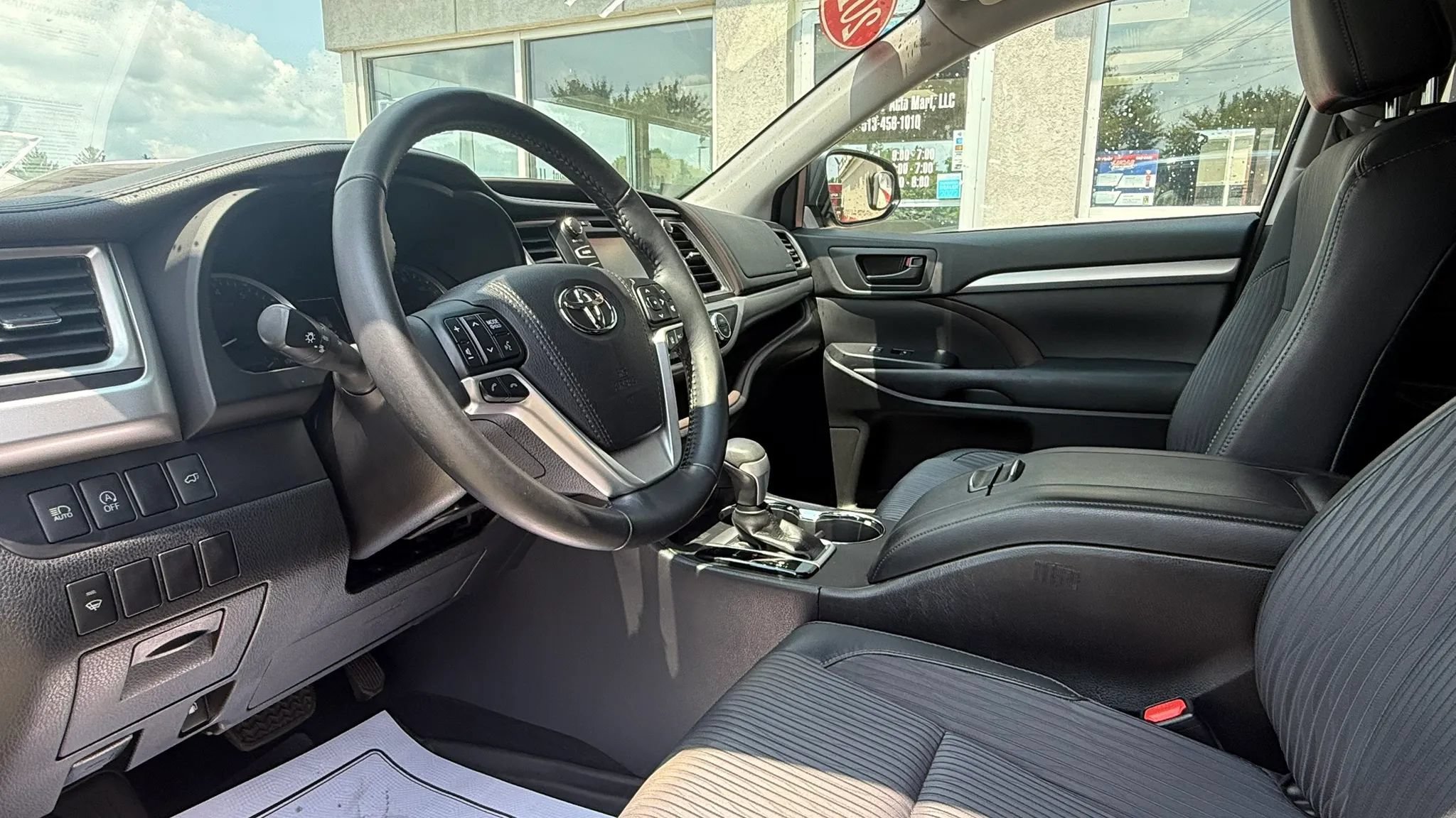 Used 2017 Toyota Highlander Plus AWD/4WD image 10