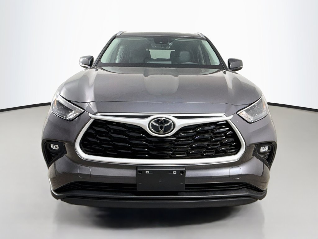 Used 2024 Toyota Highlander XLE FWD image 2