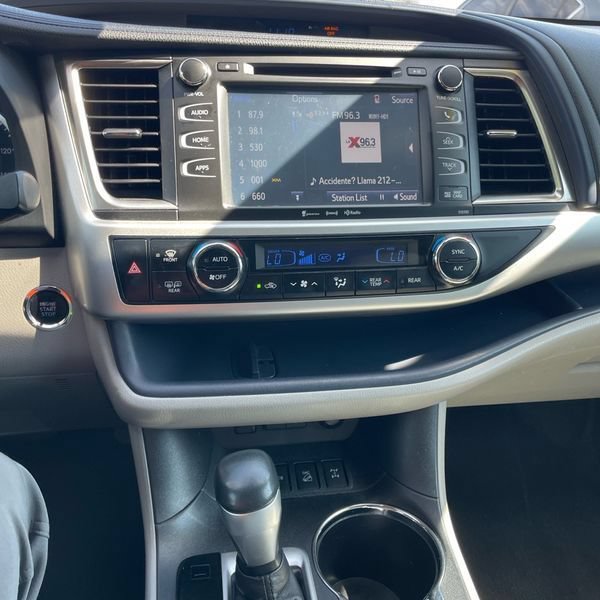 Used 2019 Toyota Highlander XLE AWD/4WD image 31