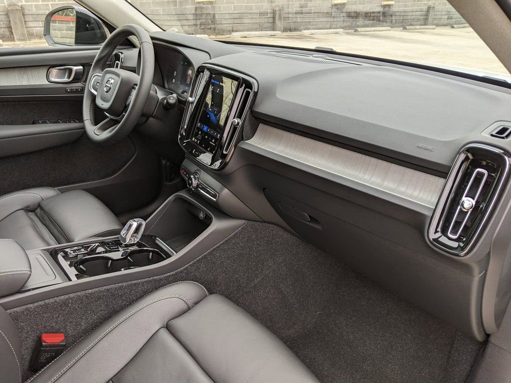 Certified 2025 Volvo XC40 B5 Ultra w/ Climate Package image 21