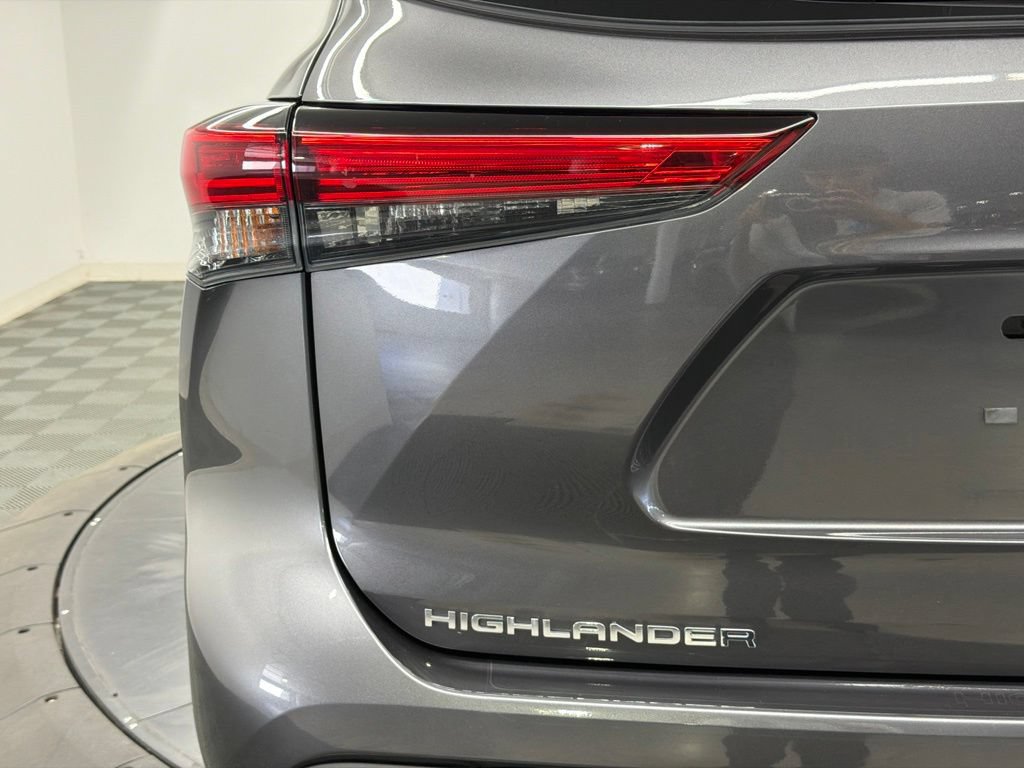 Used 2022 Toyota Highlander XLE FWD image 13