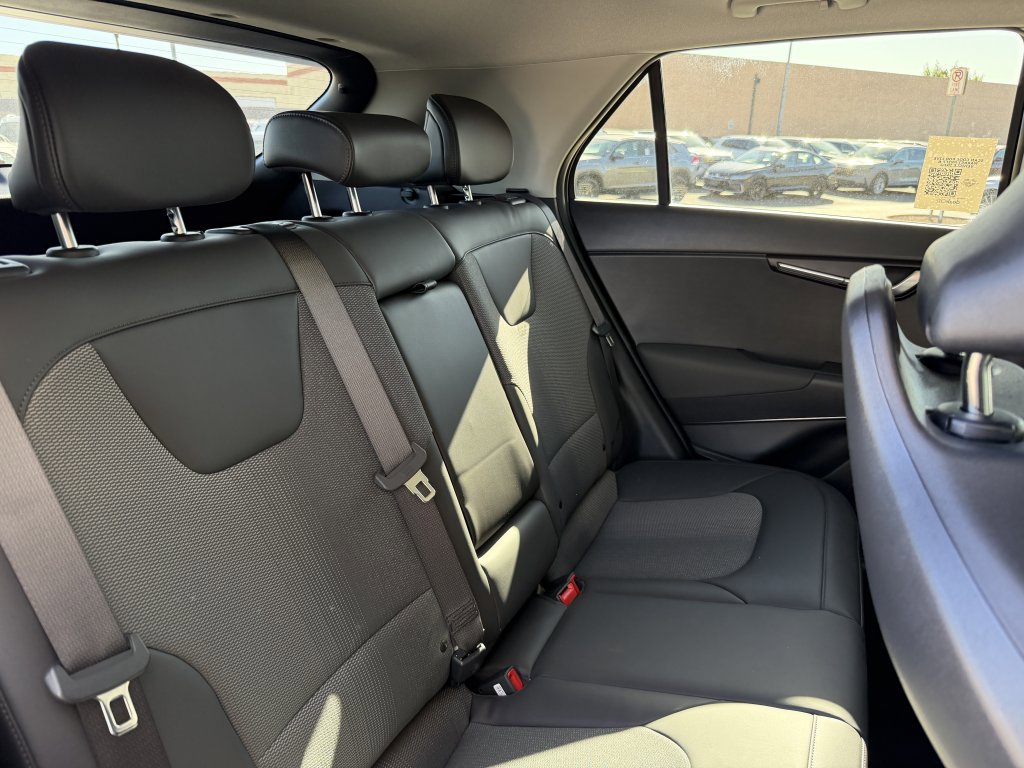 Used 2024 Kia Niro EX Touring image 36