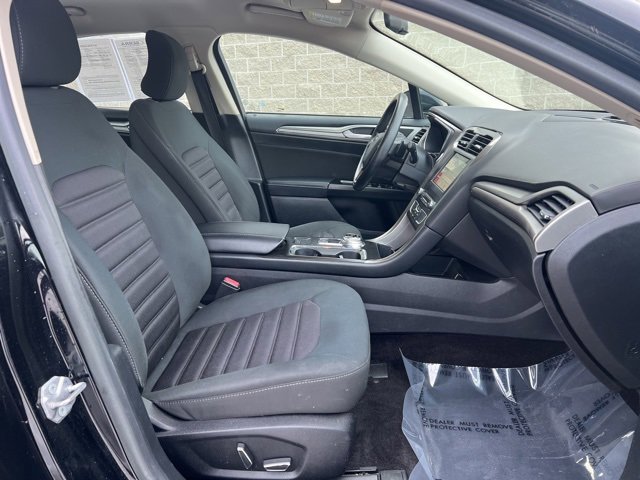 Used 2017 Ford Fusion SE w/ Fusion SE Technology Package image 11