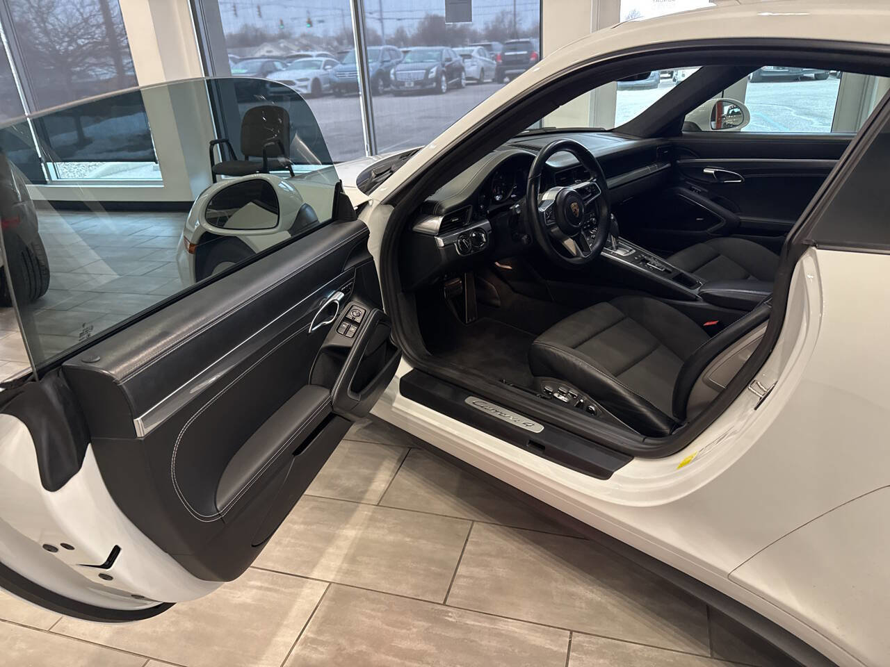 Used 2019 Porsche 911 Carrera 4 w/ Sportdesign Package image 13