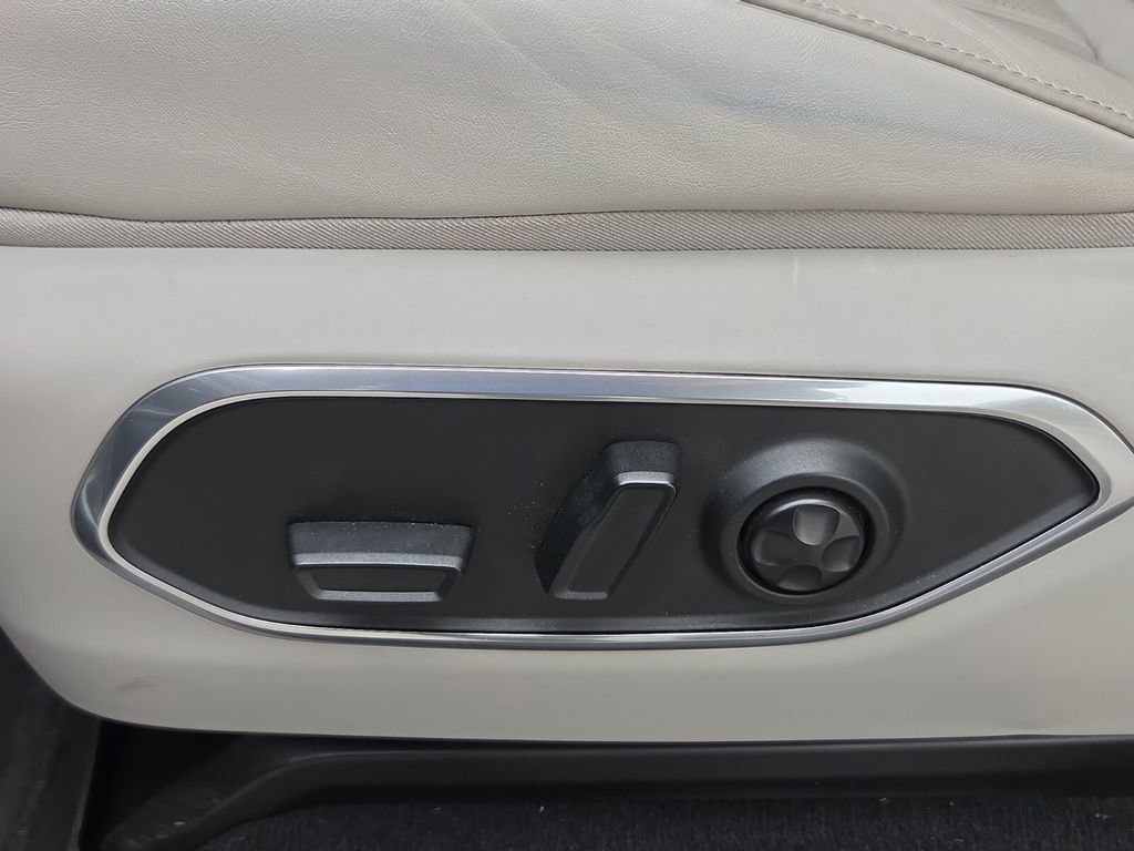 Used 2022 Jeep Wagoneer Series III w/ Flexible Seating Group AWD/4WD image 11