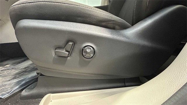 Used 2021 Chrysler Voyager LX image 14