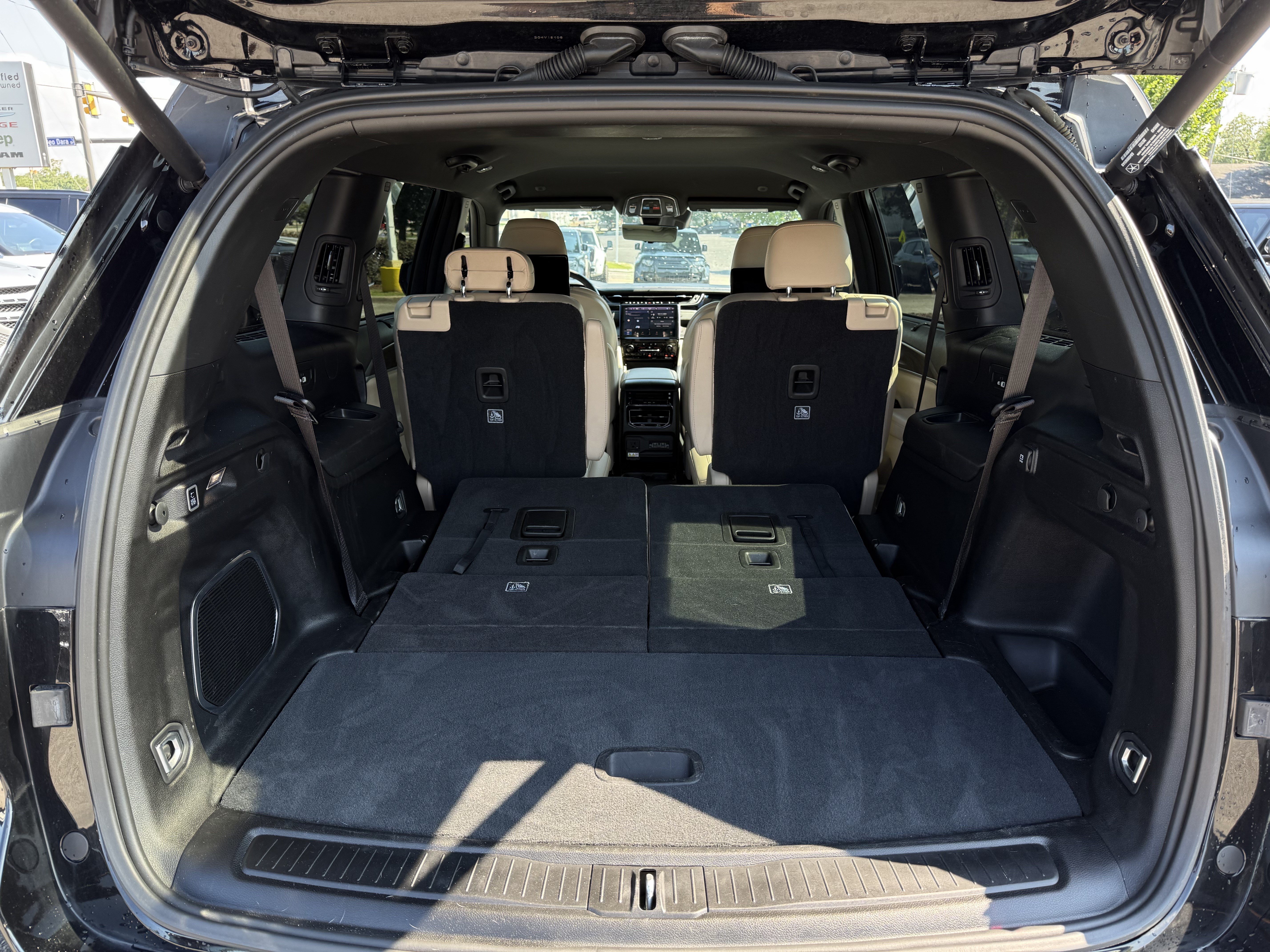 Used 2023 Jeep Grand Cherokee L Limited w/ Luxury Tech Group II AWD/4WD image 35
