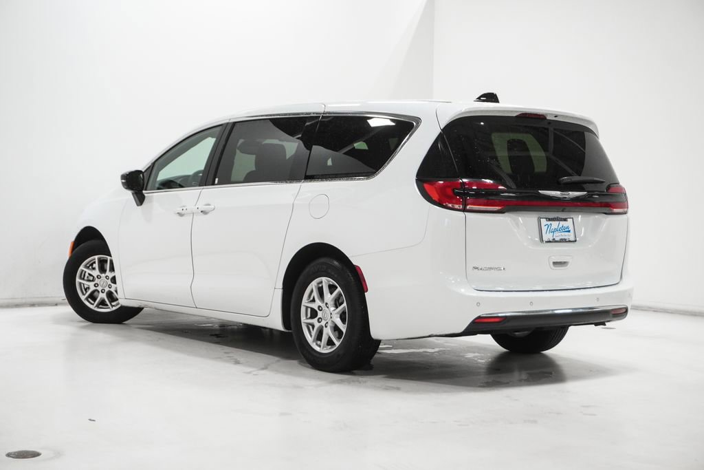 Used 2025 Chrysler Pacifica Select image 28