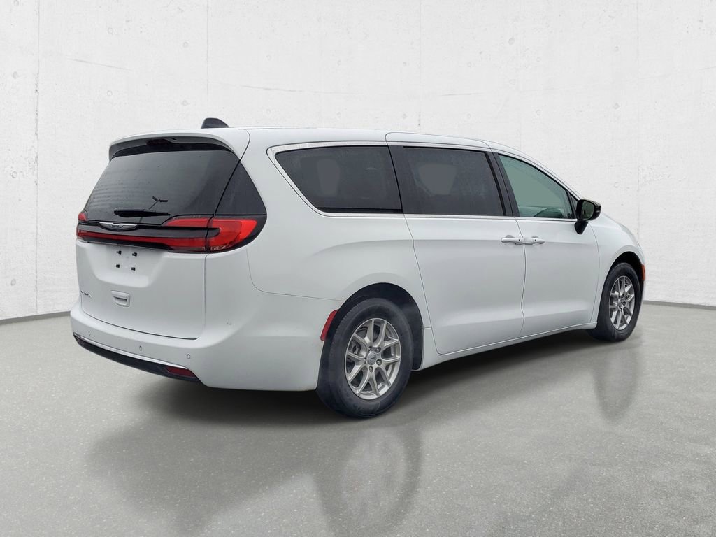 Used 2024 Chrysler Pacifica Touring-L image 7