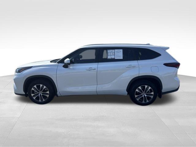 Used 2025 Toyota Highlander XLE FWD image 2