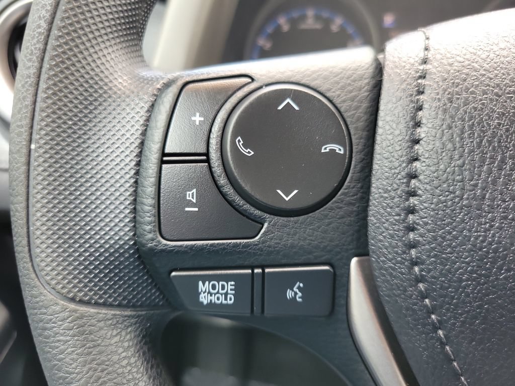 Used 2018 Toyota RAV4 LE FWD image 18