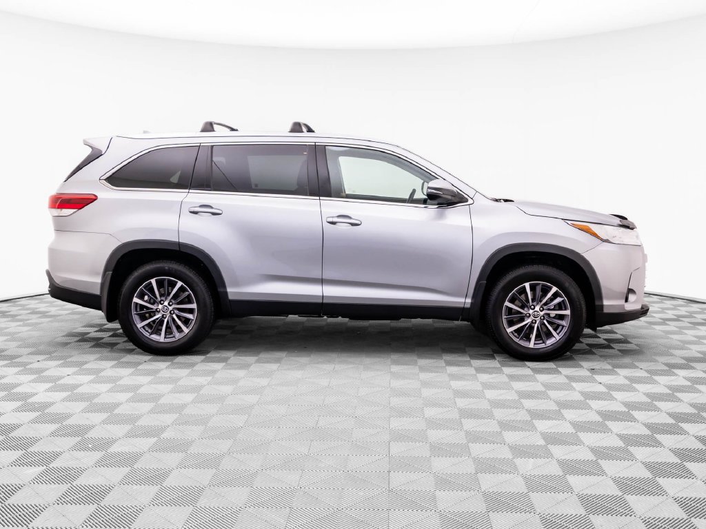 Used 2019 Toyota Highlander XLE AWD/4WD image 8