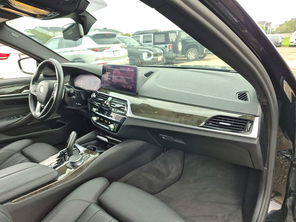 Used 2021 BMW 530i xDrive w/ Premium Package image 22