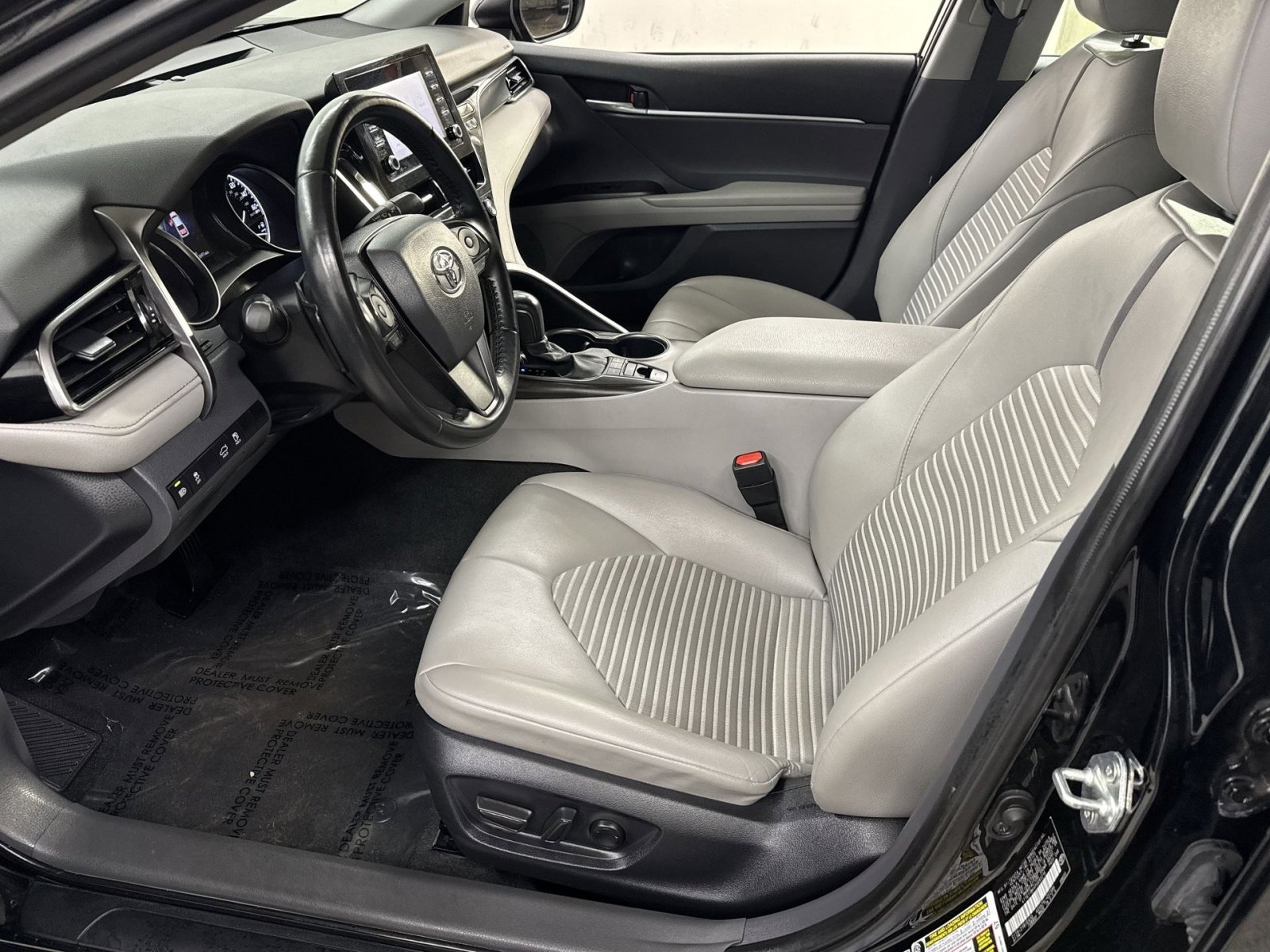 Used 2023 Toyota Camry SE image 2