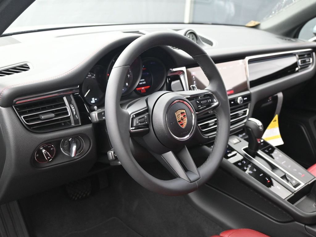Used 2025 Porsche Macan image 5