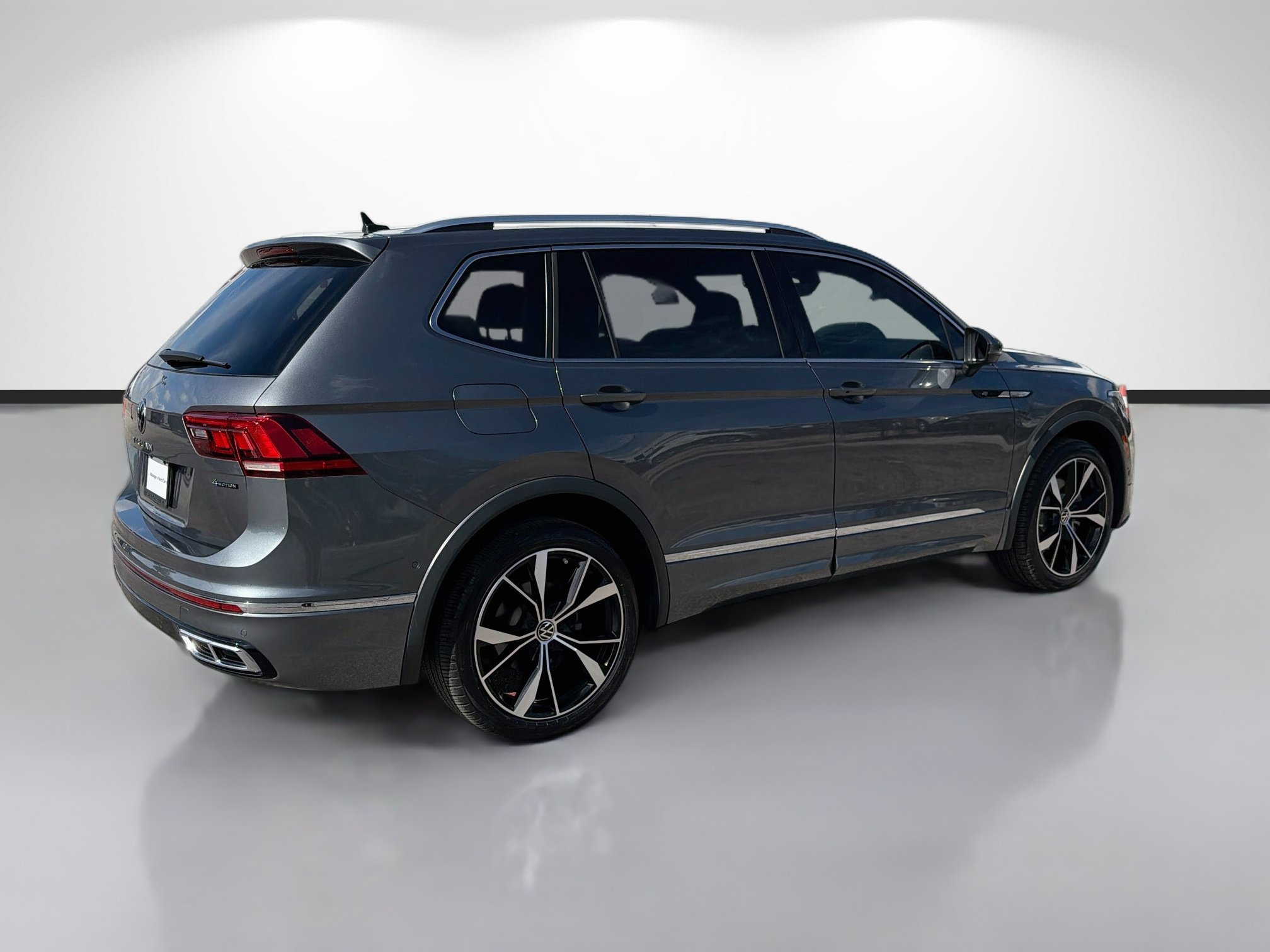 Used 2024 Volkswagen Tiguan SEL R-Line AWD/4WD image 3