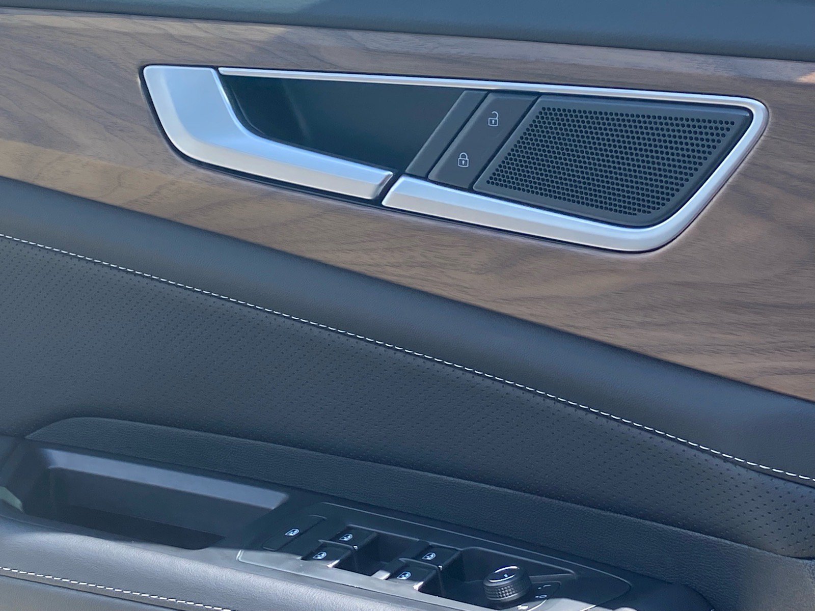 New 2026 Volkswagen Atlas SE FWD image 8