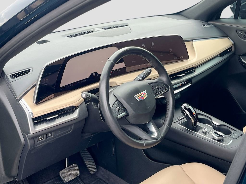 Used 2024 Cadillac XT4 Luxury w/ Cold Weather Package FWD image 9