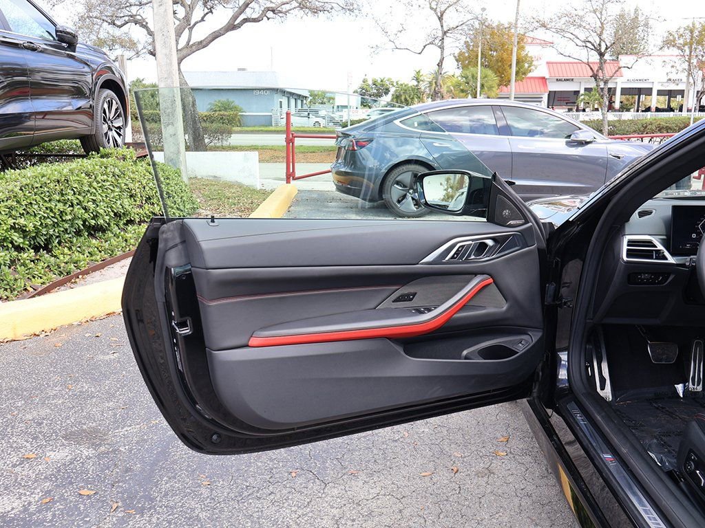 Used 2025 BMW M440i Convertible w/ Premium Package image 28