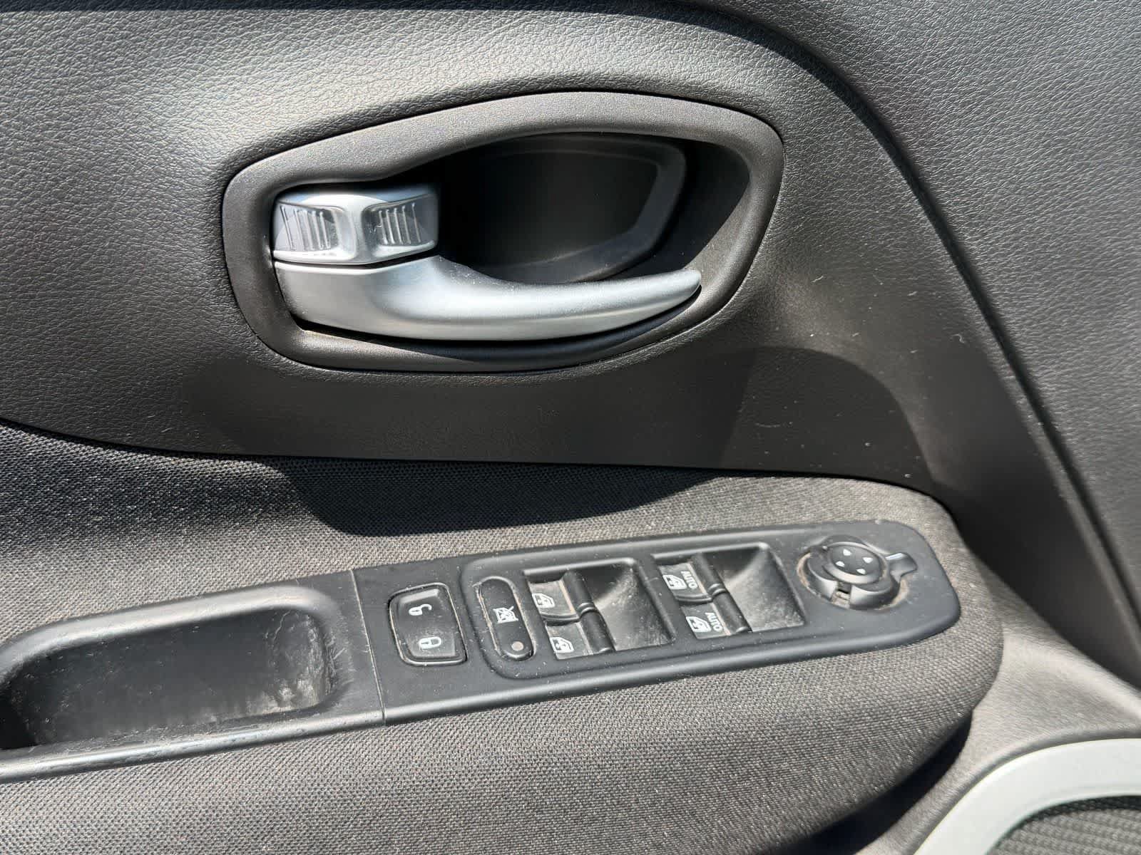 Used 2019 Jeep Renegade Latitude w/ Popular Equipment Group AWD/4WD image 23