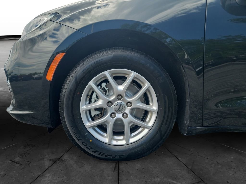 Used 2023 Chrysler Pacifica Touring-L FWD image 14