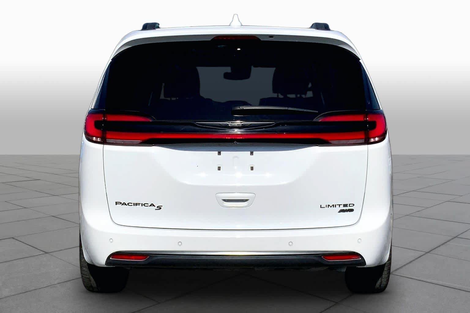 Used 2022 Chrysler Pacifica Limited w/ Uconnect Theater Family Group AWD/4WD image 5